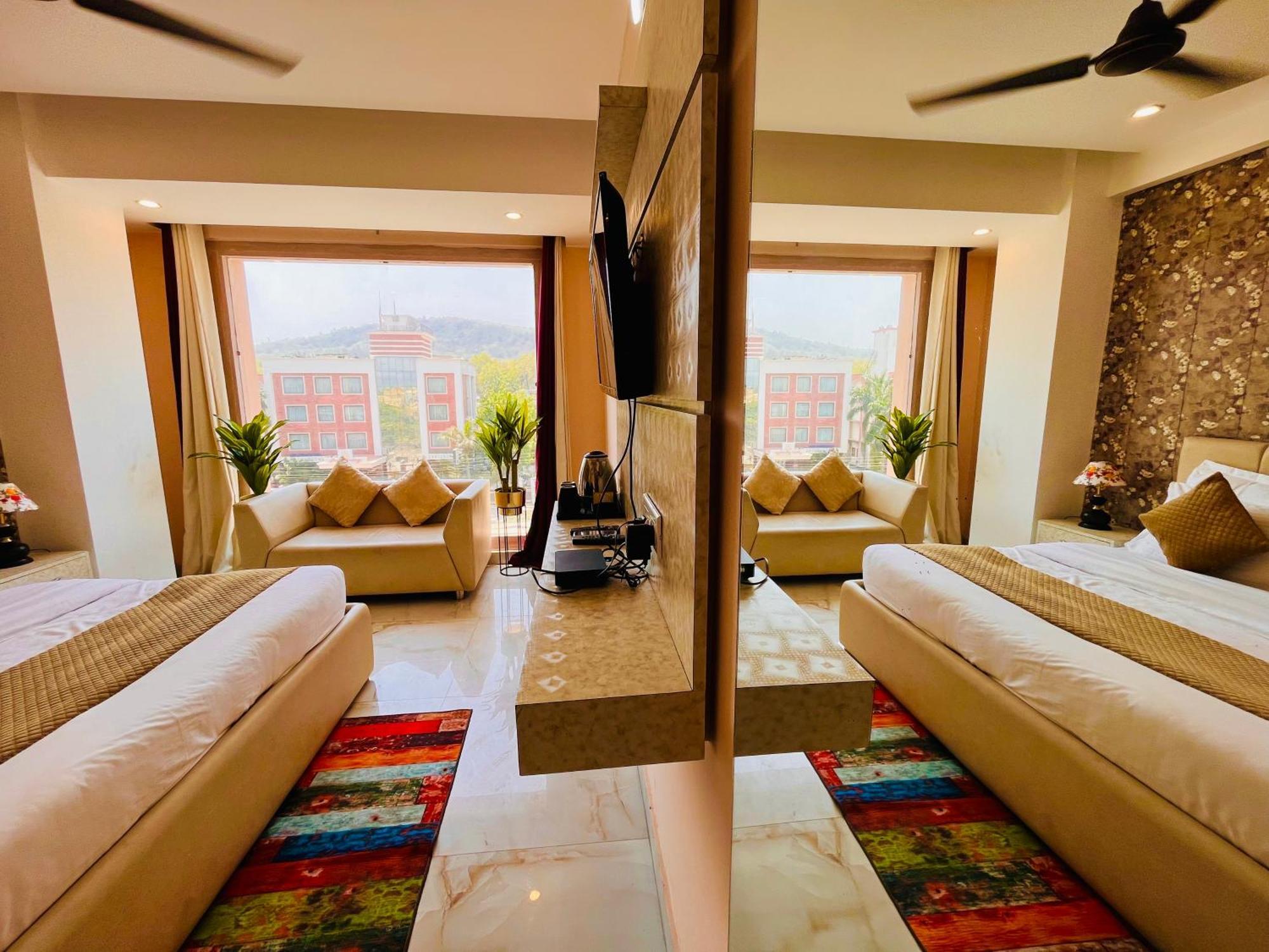 Hotel Golden Temple View By La Casa, Amritsar #Top Rated #Most Awarded #Swimming Pool #Prime Location #Luxury Rooms #Parking #Rooftop Cafe מראה חיצוני תמונה